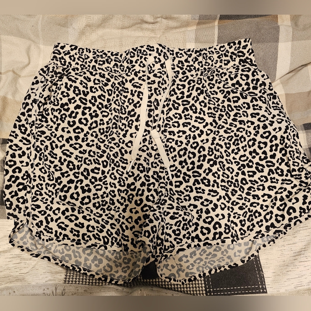 Buffbunny White Cheetah FLO SHORTS MED. nwot